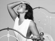 Demi Lovato z dużym dekoltem w stroju kąpielowym